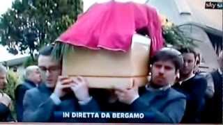 Funerale Morosini lUscita dalla Chiesa Ciao Moro Delirio di Applausi 19042012 [upl. by Fraase]