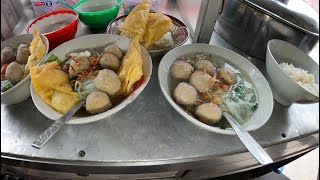 SSF 6702 Bakso Soto Pak Wahyu Juventus Pasar Gede Ena Mura Titik Nol Kota Solo Surakarta GX011144 [upl. by Noiramed]