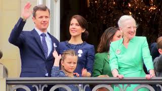 Dronning Margrethe samlede familien på Amalienborgs balkon [upl. by Ielarol631]