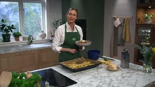 Kökets middag Krispig kycklingschnitzel med vispat örtsmör och pommes  Köket [upl. by Oettam]