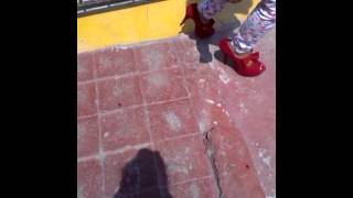 Niña corriendo con zapatos de tacón d niñae su tía [upl. by Uahc982]