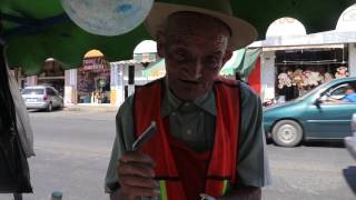 Don José sigue vendiendo raspaditos de hielo en Zamora Michoacán [upl. by Bunting944]