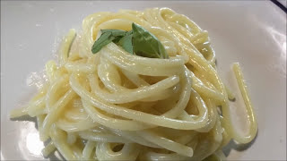 Spaghetti con olio e parmigiano lessenziale [upl. by Ekralc]