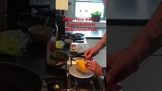 Burger taco’s maken  youtubeshorts keesaandekook [upl. by Jamal]