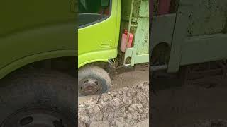 Saling tarik menarik agar bisa lewat ‼️ bantusubscribe truckdyna hino offroad driver [upl. by Sessylu130]