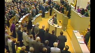 9 November 1989  Auf Reaktion des Mauerfalls singt der Bundestag spontan die Nationalhymne [upl. by Malaspina]