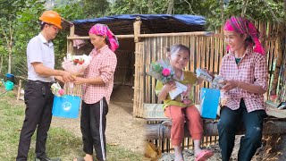 Mother and bông so delighted that the man came to give flowers and gifts on Vietnamese Womens Day [upl. by Drud]