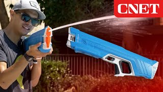 Hightech water gun automatically fills itself no pumping required 💦 [upl. by Oiromed]