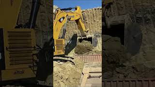 Massive Caterpillar Excavator In Action [upl. by Nathan744]