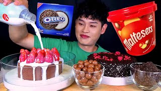 ASMR 스트로베리 초코생크림 케이크에 몰티져스 우유 부먹 블랙 치즈케이크 먹방 Chocolate Cake With Maltesers amp Milk MuKBang [upl. by Aibos]