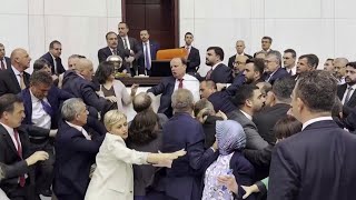 Violenta RISSA al PARLAMENTO TURCO pugni schiaffi e spintoni durante il dibattito [upl. by Nylekcaj]