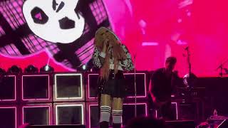 Avril Lavigne Nîmes 2024  What The Hell extrait [upl. by Hirsch595]