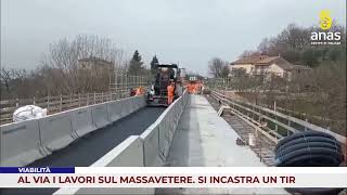 VIABILITÀ AL VIA I LAVORI SUL MASSAVETERE SI INCASTRA UN TIR [upl. by Rebhun]