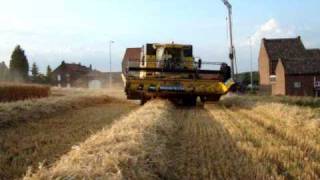 wwwtractorfototk Gerst dorsen met de New Holland CS640 [upl. by Lory]