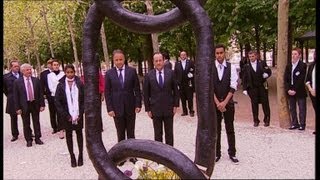 Esclavage Hollande prône quotla paix des mémoires réconciliéesquot [upl. by Dimitri]