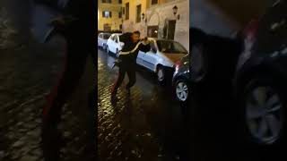 VIDEOCHOC CARABINIERE AGGREDITO A ROMA [upl. by Rehprotsirhc]