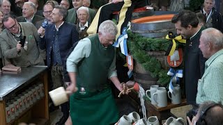 quotOzapft isquot  Oktoberfest mit traditionellem Fassanstich eröffnet  AFP [upl. by Camella]