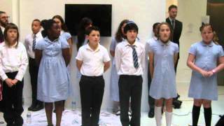 Simon Marks Choir sings Hatikvah and God Save the Queen on 22712 [upl. by Marte842]