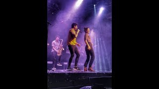 Escriurem Miki Núñez llora al cantar con Izaro en directo en Bilbao [upl. by Letch]