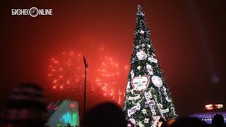 На площади Тысячелетия под звуки фейерверков зажгла свои огни главная елка Казани [upl. by Amsirak]