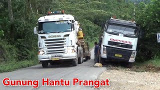 Truk Volvo FH16 Muatan Besi 50 Ton Keluar Jalur Scania R580 Muatan Dozer D155 [upl. by Ahsinej]