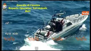 Lo spettacolare inseguimento in mare tra la Guardia di Finanza e due scafisti albanesi [upl. by Fi]