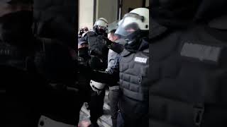 Policija izleće iz Skupštine Novog Sada novisad protest [upl. by Lani]