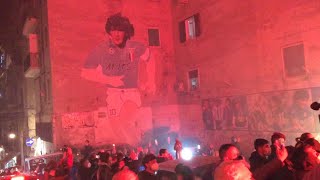 Maradona dolore e cordoglio ai Quartieri spagnoli cori e applausi davanti al murale dellargentino [upl. by Robb321]