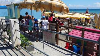 Passeggiata per il lungo mare di Albenga trà spiagge private locali e divertimenti [upl. by Riddle]