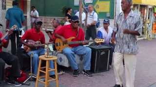 Traditionele muziek in Punda  Curacao en wie danst erop [upl. by Dianuj27]