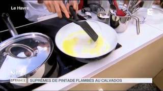 RECETTE  Suprêmes de pintade flambés au Calvados endives et crumble au parmesan [upl. by Ardnahcal39]