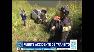 Automóvil casi cae al lago de Amatitlán tras un accidente vial [upl. by Anert]