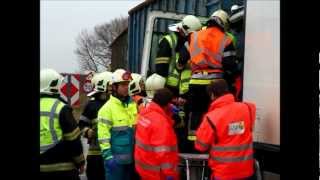 Brandweer Beveren  Ongeval met bevrijding bekneld persoon op R2 in Kallo 21122012 [upl. by Eidua]