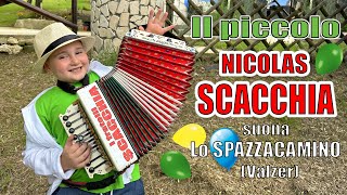 Il piccolo NICOLAS SCACCHIA suona lo SPAZZACAMINO con lorganetto [upl. by Alikam]