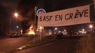 A Huningue dans le HautRhin lusine BASF bloquée par les salariés  1410 [upl. by Greysun949]