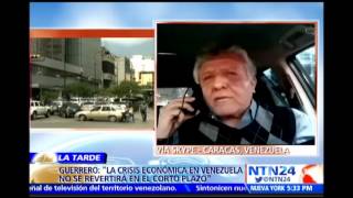 Economista asegura que las filas interminables son una muestra de que “la pobreza llegó a Venezuela” [upl. by Lleuqram959]