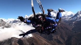 Rollstuhlfahrer gelingt Fallschirmsprung über Mount Everest [upl. by Otrebron]