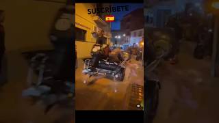 🇪🇸 VECINOS DE UTIEL CON LANCHAS PARA RESCATAR A GENTE ATRAPADA POR LA DANA🇪🇸 shorts viral españa [upl. by Darreg]