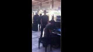 Gare Montparnasse piano et chanson improvisés [upl. by Nylemaj]