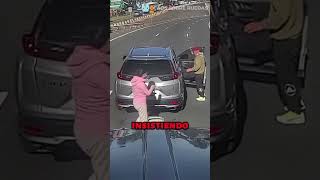 Camionero Enfrenta a Estafadores de Seguro en la Autopista [upl. by Ahsemac781]