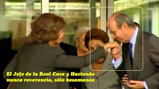 La Reverencia Salutatis de la infanta Margarita Borbón a la reina Sofía visitando al rey Juan Carlos [upl. by Eilime]