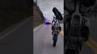 Dirtbike police chase 😱 bikelife policexhase shorts wheelie [upl. by Tobiah]