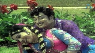 Puthi Ketta Ponnu Onnu Video Song  Sivaji Ganesan Jayalalitha  Anbai Thedi [upl. by Asiram]