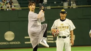 石原さとみ まさかの始球式やり直し 大暴投で サントリードリームマッチ2014 ＃Satomi Ishihara ＃baseball [upl. by Htehpaj]