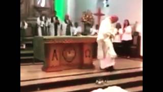 El padre bailando en la iglesia [upl. by Matthaeus882]