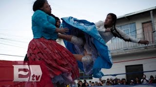 Lucha libre pelean con falda y trenzas  Titulares de la tarde [upl. by Devol]