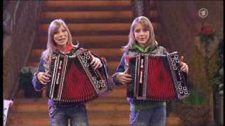 Die Twinnies  Bayernmädels  2 Girls playing steirische harmonika on rollerskates [upl. by Peck]