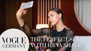 Das perfekte Selfie mit Irina Shayk – how to take a selfie like a model  VOGUE [upl. by Jairia985]