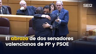 El emotivo abrazo entre dos senadores valencianos del PP y el PSOE [upl. by Monteria501]