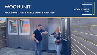 Antracieten woon unit met een enkele deur en twee ramen in de achtertuin  Modulaire Units [upl. by Trinetta]